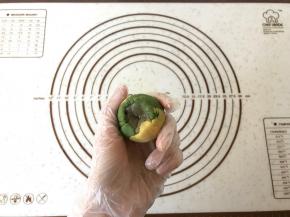 放上馅料，利用右手虎口慢慢转圈将馅包裹好，收好口搓圆。