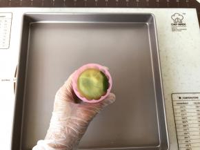 放入事先装好花片的月饼模内，轻轻先压扁一下。