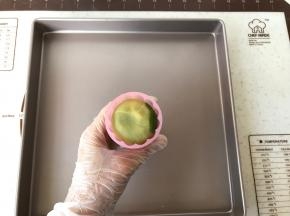放入事先装好花片的月饼模内，轻轻先压扁一下。