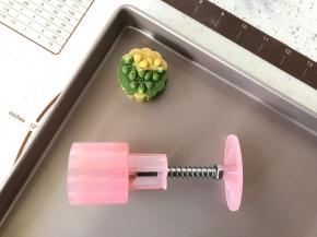 再直接在烤盘上压制出花形。