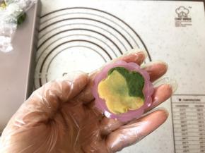 如果是相色，如做一些花朵造型的，先将取小面团直接按压在花片的花朵造形上，边缘用牙签进一步勾勒一下去掉造形毛边。