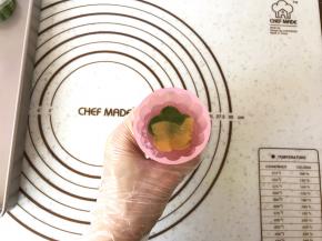 再将花片放入模具内。