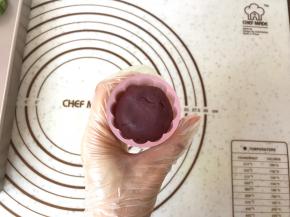 最后放入包了馅的面团。