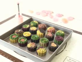 烤前往月饼表面喷一次水。