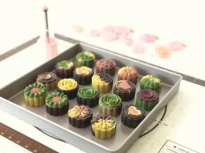 烤前往月饼表面喷一次水。