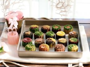 刚烤完的月饼很软，不要马上移动，放至烤盘等凉后取出，冷却后密封等回油。