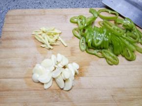 蒜切片，姜切丝，辣椒切圈