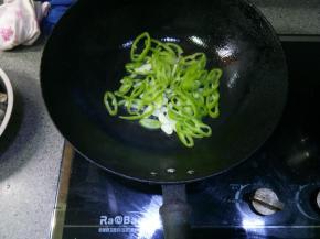 下辣椒圈翻炒10秒