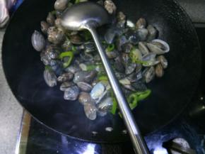 倒入花蛤翻炒均匀