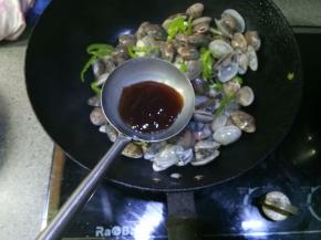 倒入蚝油翻炒均匀
