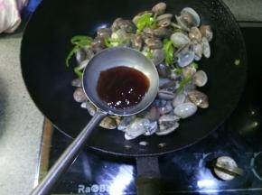 倒入蚝油翻炒均匀