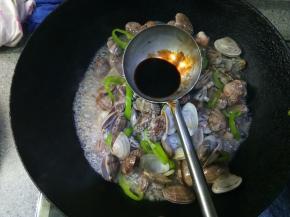 将生抽和老抽混合放入翻炒均匀。这个过程花蛤差不多都张嘴了，张嘴再翻炒几下就可以了。花蛤炒老了就不好吃了