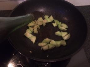 加入丝瓜加入料酒