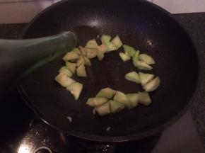 加入丝瓜加入料酒