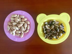 花生还有核桃用烤箱分别烤熟，花生去皮备用，根据个人喜欢，核桃也可去皮