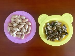 花生还有核桃用烤箱分别烤熟，花生去皮备用，根据个人喜欢，核桃也可去皮