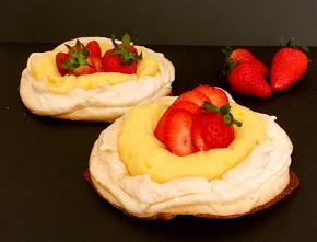 卡士达酱装入裱花袋，挤在烤好的蛋糕边缘，中间装饰点水果即可食用