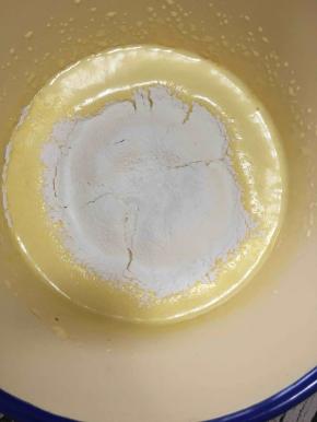 呈稠糊状后筛入面粉和盐