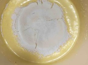 呈稠糊状后筛入面粉和盐