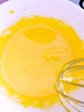 将热牛奶一点点加入到蛋黄糊中，并不停搅拌