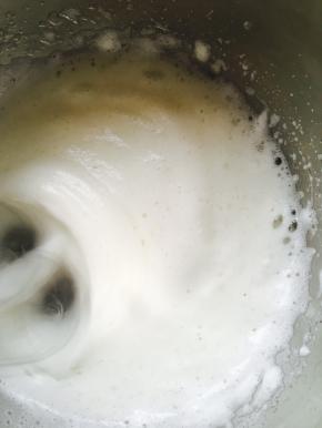 打出浓稠状，加入第二次砂糖