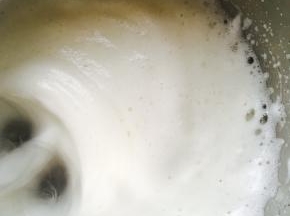 打出浓稠状，加入第二次砂糖