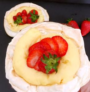 烤好的帕芙洛娃蛋糕饼底酥脆，特别好吃