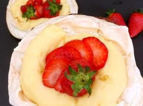 烤好的帕芙洛娃蛋糕饼底酥脆，特别好吃