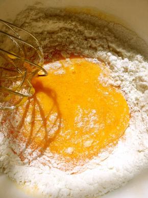 筛入低筋面粉搅拌均匀