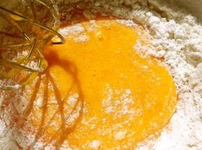 筛入低筋面粉搅拌均匀