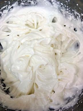 打出小弯钩状加入第三次砂糖，继续打发至蛋白有光泽，纹路清晰，打蛋器提起有个小三角即可