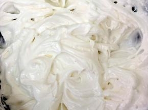 打出小弯钩状加入第三次砂糖，继续打发至蛋白有光泽，纹路清晰，打蛋器提起有个小三角即可