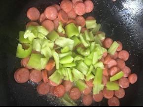 翻炒到水量变少加入切好的辣椒片继续翻炒两到三分钟即可关火