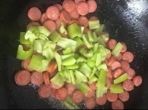 翻炒到水量变少加入切好的辣椒片继续翻炒两到三分钟即可关火