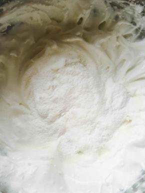 过筛玉米淀粉、香草精，搅拌均匀