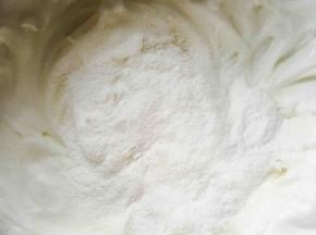 过筛玉米淀粉、香草精，搅拌均匀