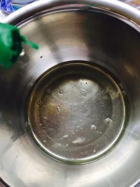 蛋白蛋黄分离至两个干净的盆中，加几滴柠檬汁