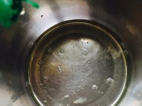 蛋白蛋黄分离至两个干净的盆中，加几滴柠檬汁