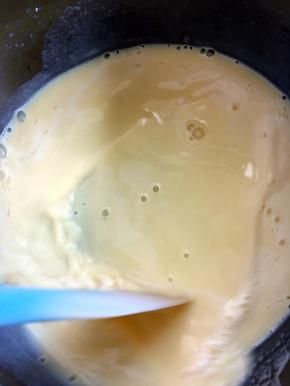 将搅拌好的液体小火加热，不停搅拌，卡士达酱变得粘稠即可关火