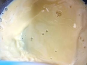 将搅拌好的液体小火加热，不停搅拌，卡士达酱变得粘稠即可关火