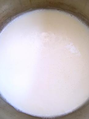 等待的时间熬卡士达酱，牛奶煮开