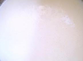 等待的时间熬卡士达酱，牛奶煮开