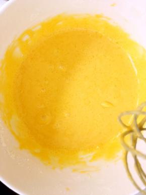 蛋黄加剩下的30克砂糖搅拌均匀