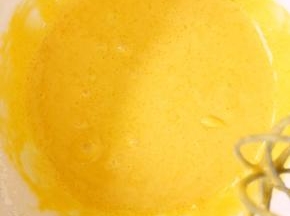 蛋黄加剩下的30克砂糖搅拌均匀