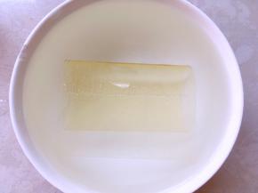 取一片吉利丁用冷水泡软