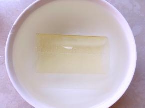 取一片吉利丁用冷水泡软