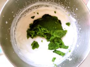 加入过滤出来的黄瓜泥，搅拌均匀