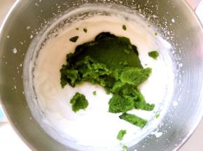加入过滤出来的黄瓜泥，搅拌均匀