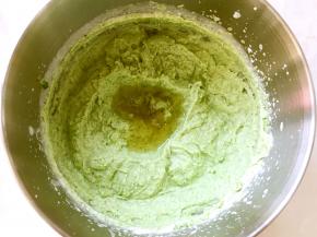 将融化的吉利丁液倒入淡奶油中，搅拌均匀