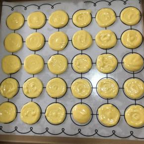 在烤垫上挤出圆形，注意间隔，饼干烤后会稍稍膨胀。